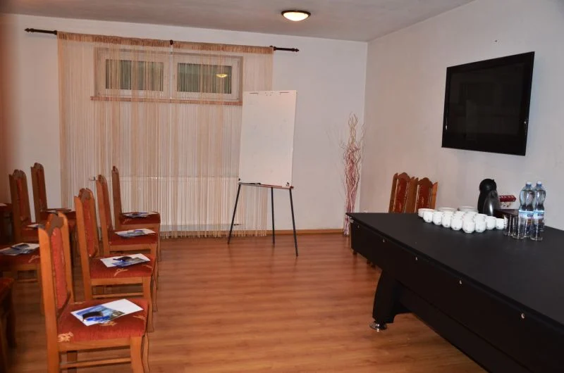 Sala spotkań Evity z krzesłami, stołem i flipchartem