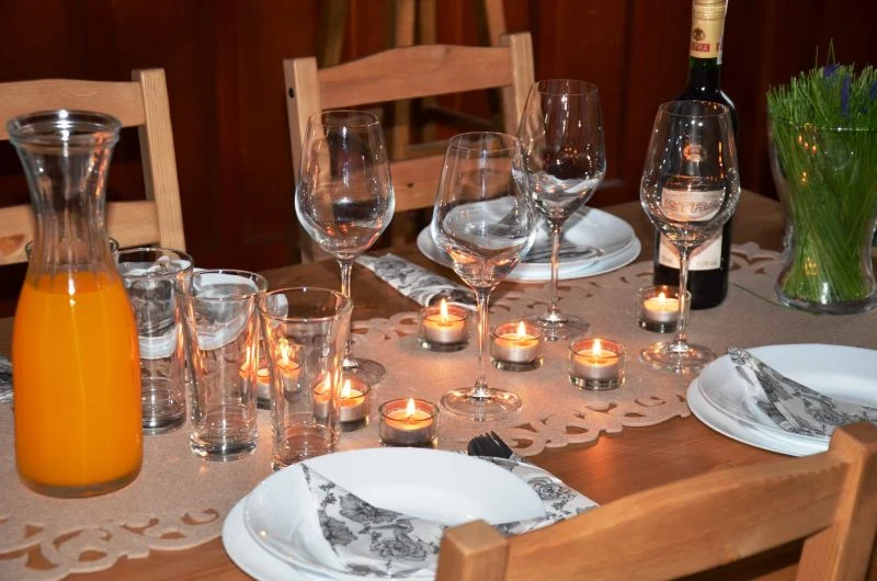 Stół ze świecami i nakryciami w restauracji Evity